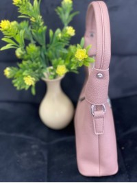 Жіноча сумка-багет з пористої еко-шкіри пудрового кольору 32370