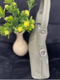 Жіноча сумка-багет з пористої еко-шкіри оливкового кольору 32371