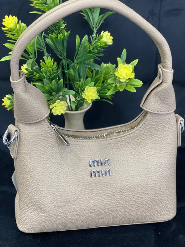 Жіноча сумка-багет з пористої еко-шкіри бежевого кольору 32372