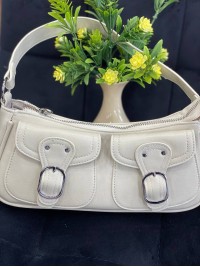 Жіноча брутальна сумка с карманами з еко-шкіри молочного кольору 32378