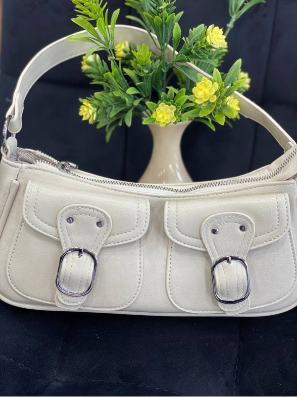 Жіноча брутальна сумка с карманами з еко-шкіри молочного кольору 32378