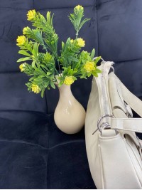 Жіноча брутальна сумка с карманами з еко-шкіри молочного кольору 32378