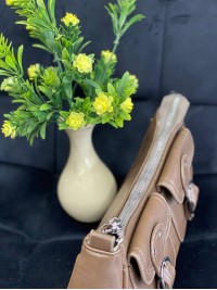 Жіноча брутальна сумка с карманами з еко-шкіри кавового кольору 32379