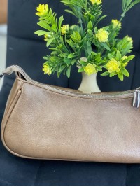 Жіноча брутальна сумка с карманами з еко-шкіри кавового кольору 32379