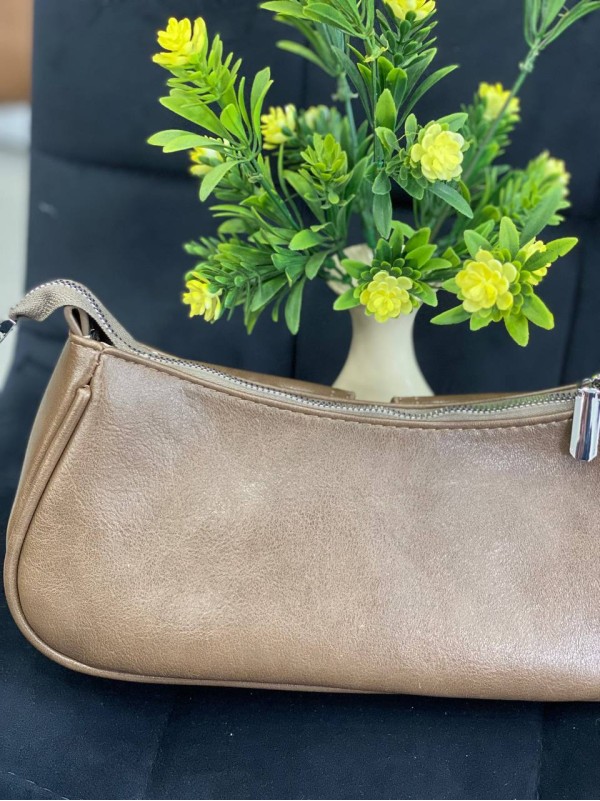 Жіноча брутальна сумка с карманами з еко-шкіри кавового кольору 32379