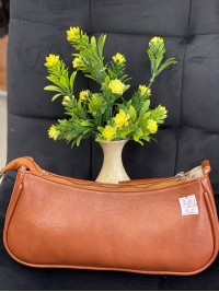 Жіноча брутальна сумка с карманами з еко-шкіри коричневого кольору 32380