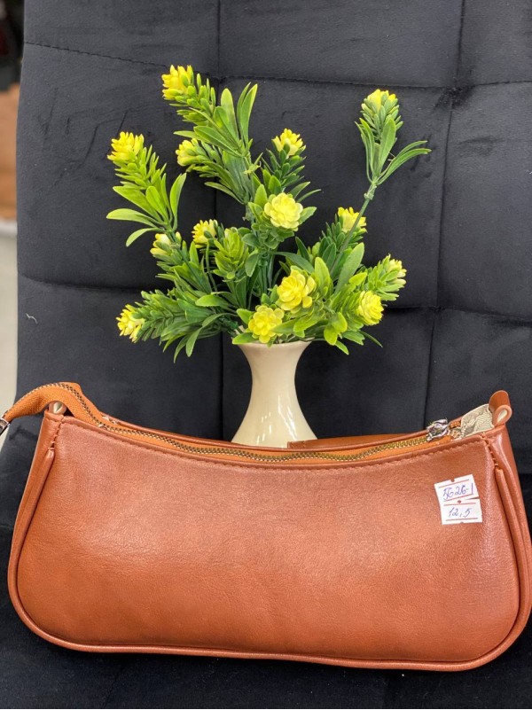 Жіноча брутальна сумка с карманами з еко-шкіри коричневого кольору 32380