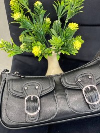 Жіноча брутальна сумка с карманами з еко-шкіри чорного кольору 32381