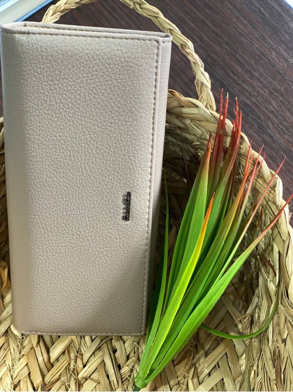 Жіночий гаманець з пористої еко-шкіри бежевого кольору 32384