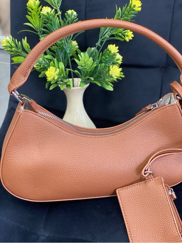 Жіноча сумка-багет з пористої еко-шкіри коричневого кольору 32385