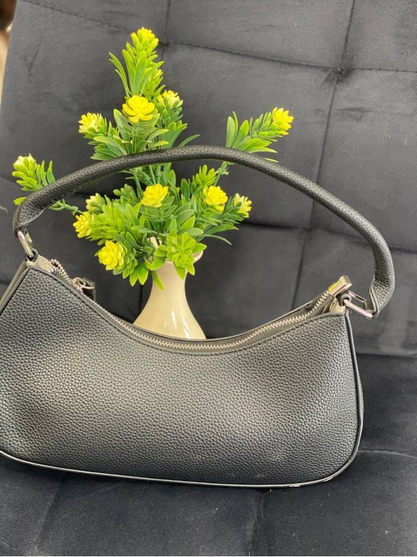 Жіноча сумка-багет з пористої еко-шкіри чорного кольору 32388