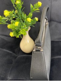 Жіноча сумка-багет з пористої еко-шкіри чорного кольору 32388