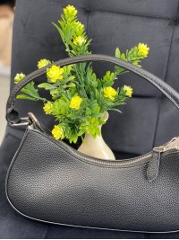 Жіноча сумка-багет з пористої еко-шкіри чорного кольору 32388