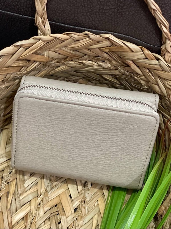 Жіночий компактний гаманець із пористої еко-шкіри бежевого кольору 32390