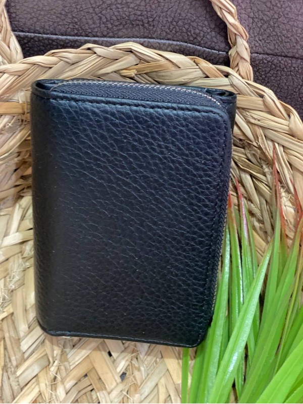 Жіночий компактний гаманець із пористої еко-шкіри чорного кольору 32417