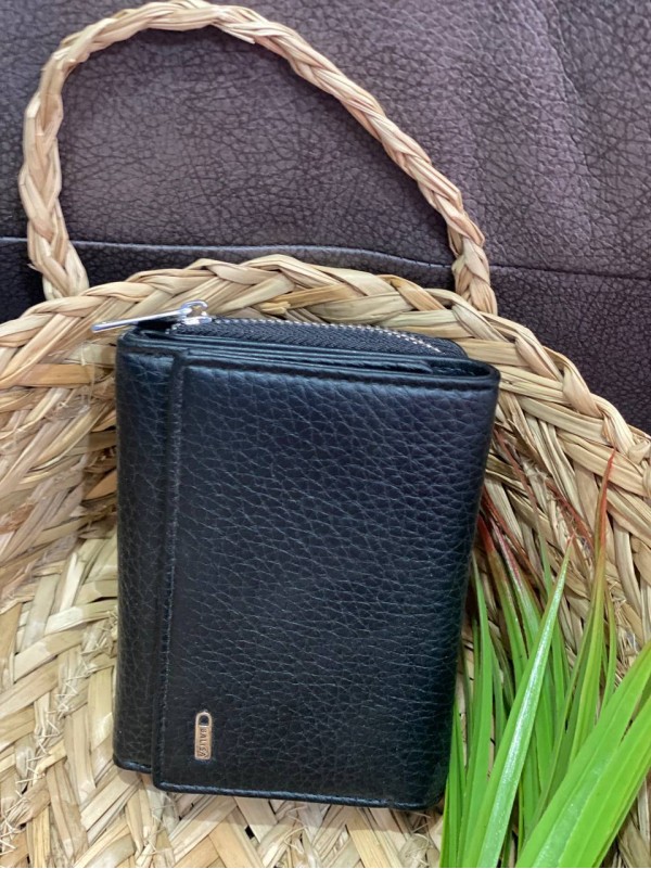 Жіночий компактний гаманець із пористої еко-шкіри чорного кольору 32417