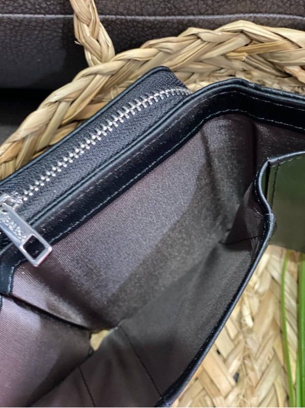 Жіночий компактний гаманець із пористої еко-шкіри чорного кольору 32417