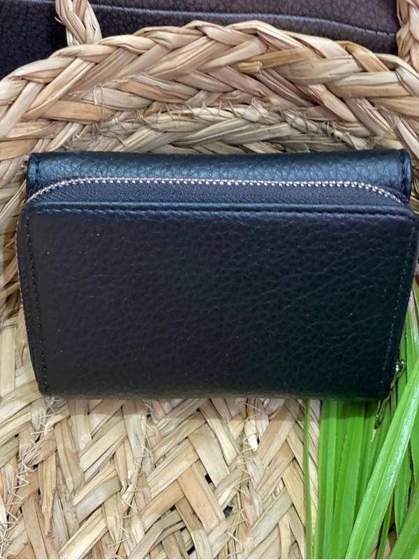 Жіночий компактний гаманець із пористої еко-шкіри чорного кольору 32417