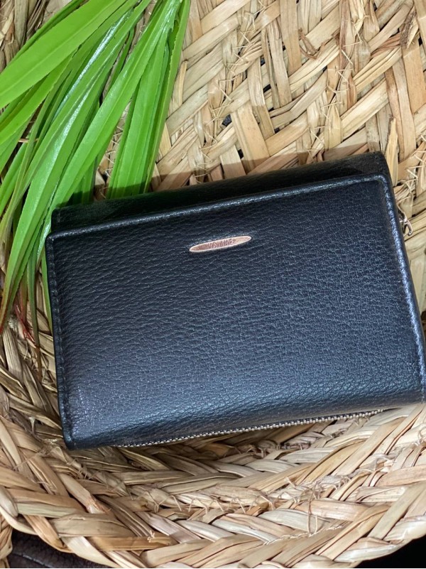 Жіночий компактний гаманець із пористої еко-шкіри чорного кольору 32420