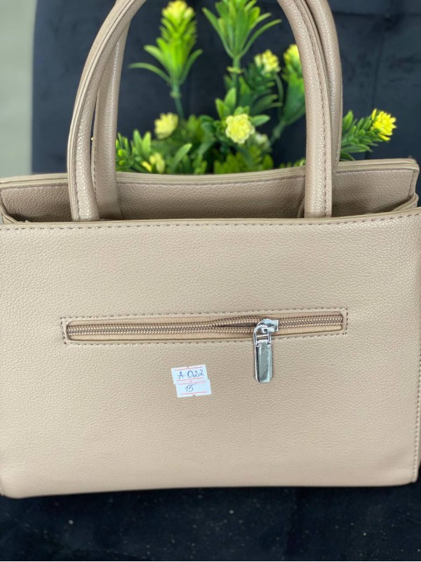 Жіноча компактна сумка з еко-шкіри бежевого кольору 32493