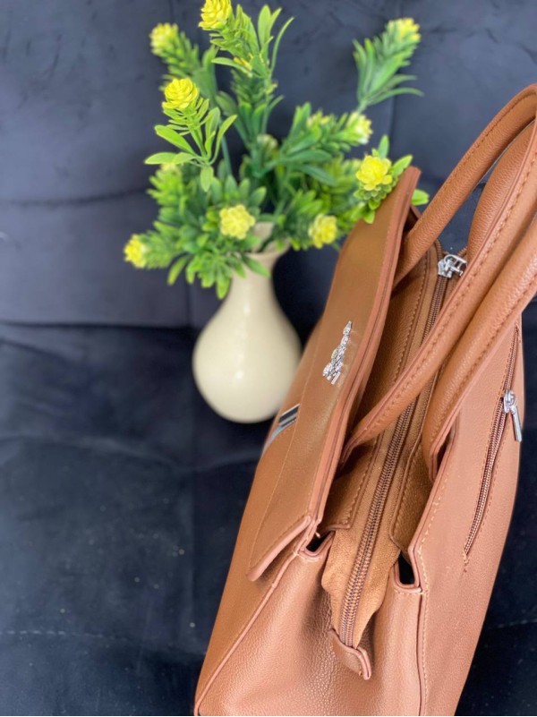 Жіноча компактна сумка з еко-шкіри коричневого кольору 32494