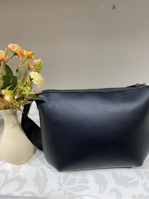 Жіноча базова сумка через плече з еко-шкіри чорного кольору 32514