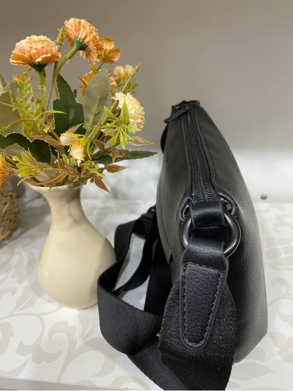 Жіноча базова сумка через плече з еко-шкіри чорного кольору 32514