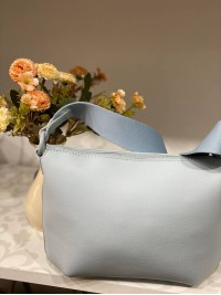 Жіноча базова сумка через плече з еко-шкіри блакитного кольору 32515