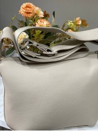 Жіноча базова сумка через плече з еко-шкіри бежевого кольору 32516