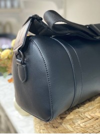 Жіноча містка сумка через плече з еко-шкіри чорного кольору 32520