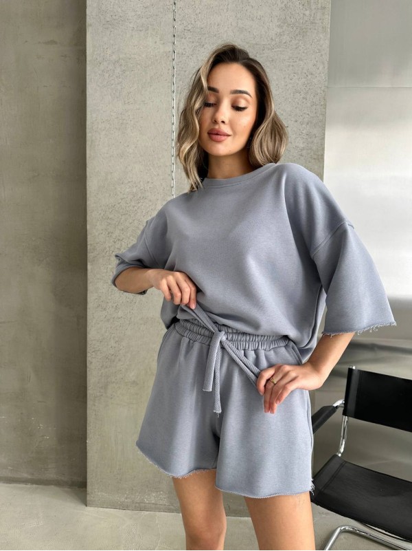 Повсякденний жіночий костюм із шортами сірого кольору 32534