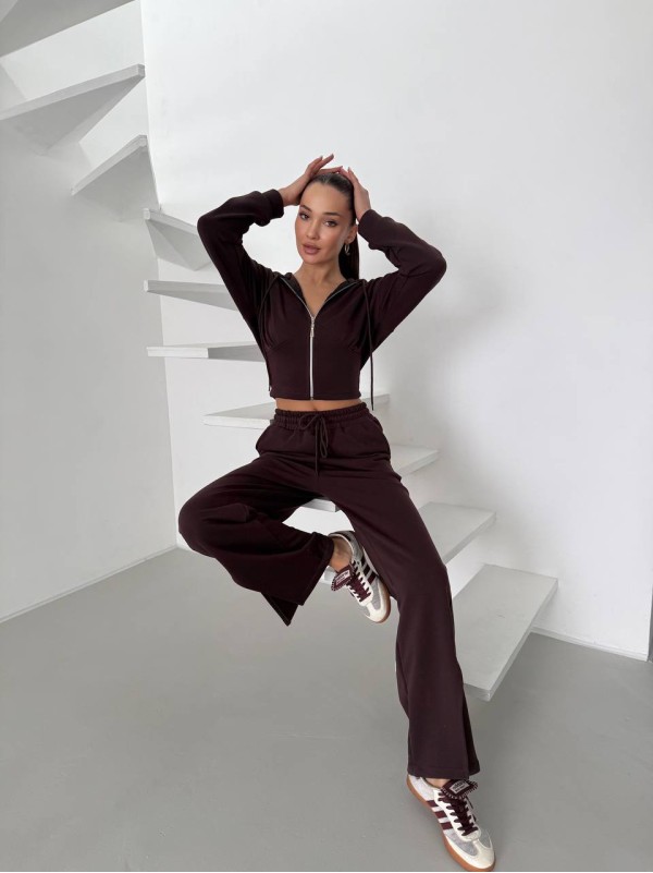 Жіночий легкий спортивний костюм на змійці коричневого кольору 32542