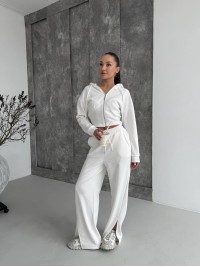 Жіночий легкий спортивний костюм на змійці молочного кольору 32543