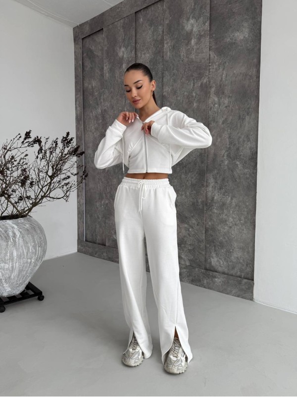 Жіночий легкий спортивний костюм на змійці молочного кольору 32543