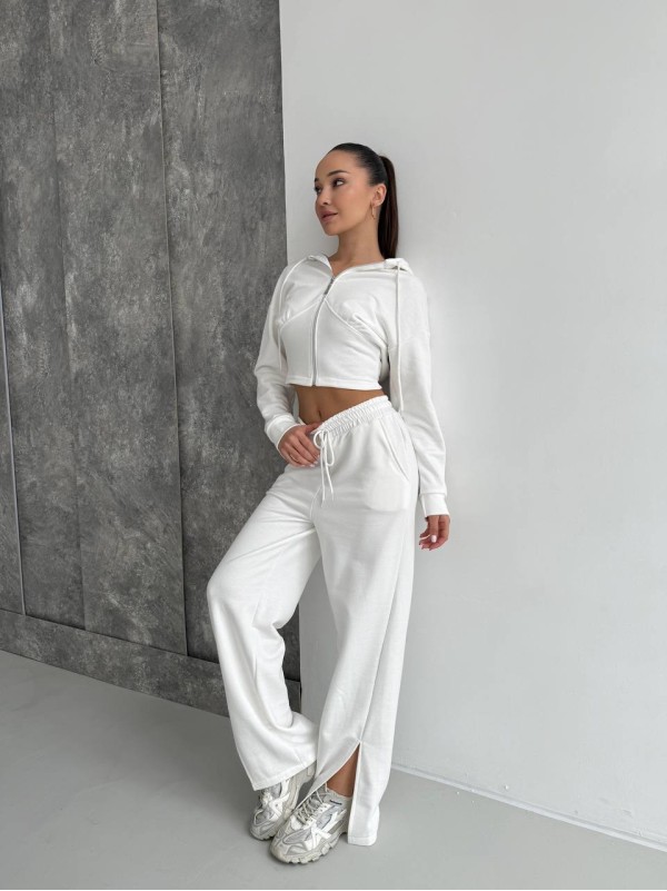 Жіночий легкий спортивний костюм на змійці молочного кольору 32543