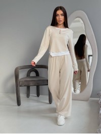 Жіночий прогулянковий костюм бежевого кольору 32656