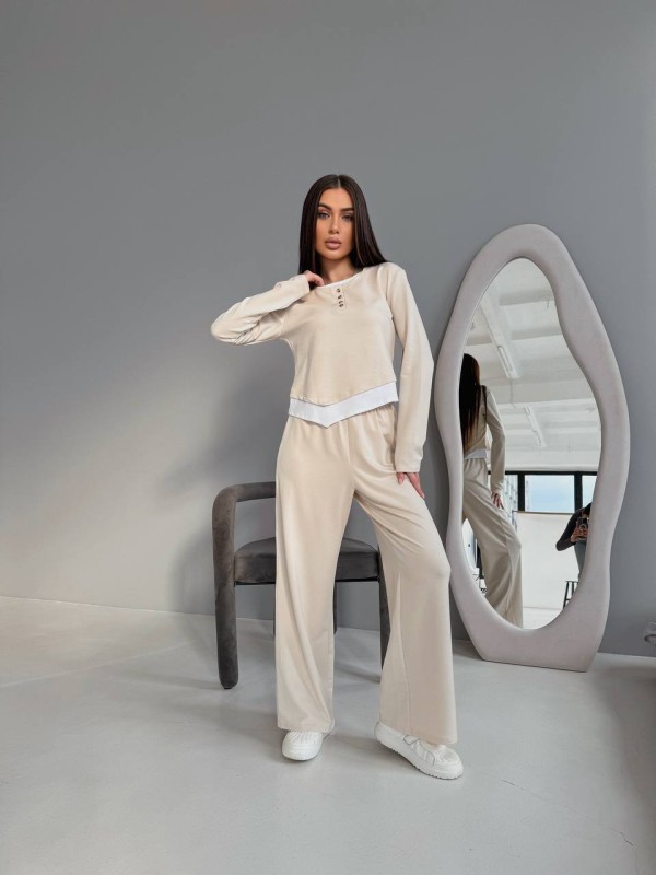 Жіночий прогулянковий костюм бежевого кольору 32656