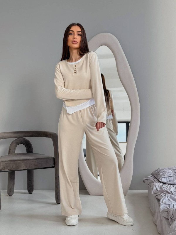 Жіночий прогулянковий костюм бежевого кольору 32656