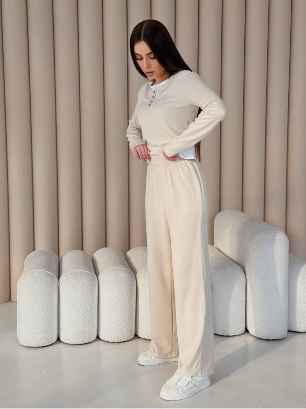 Жіночий прогулянковий костюм бежевого кольору 32656