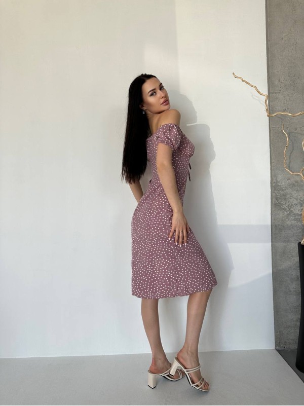 Легка сукня з розрізом у горох пудрового кольору 32717