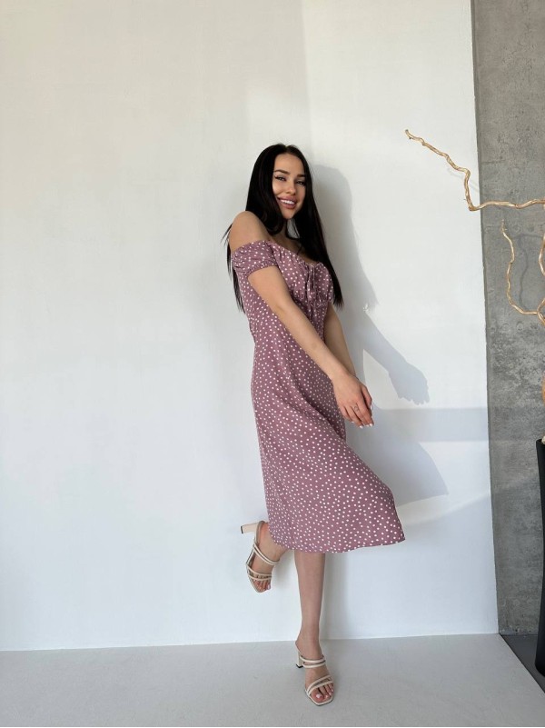 Легка сукня з розрізом у горох пудрового кольору 32717