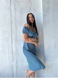 Легка сукня з розрізом у горох блакитного кольору 32718