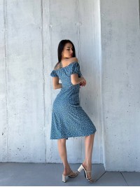 Легка сукня з розрізом у горох блакитного кольору 32718