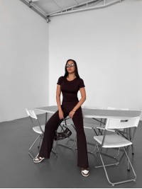 Жіночий легкий прогулянковий костюм коричневого кольору 32719