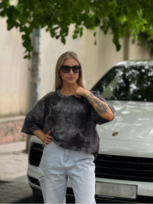 Жіноча футболка з жовтим написом графітового кольору 32727