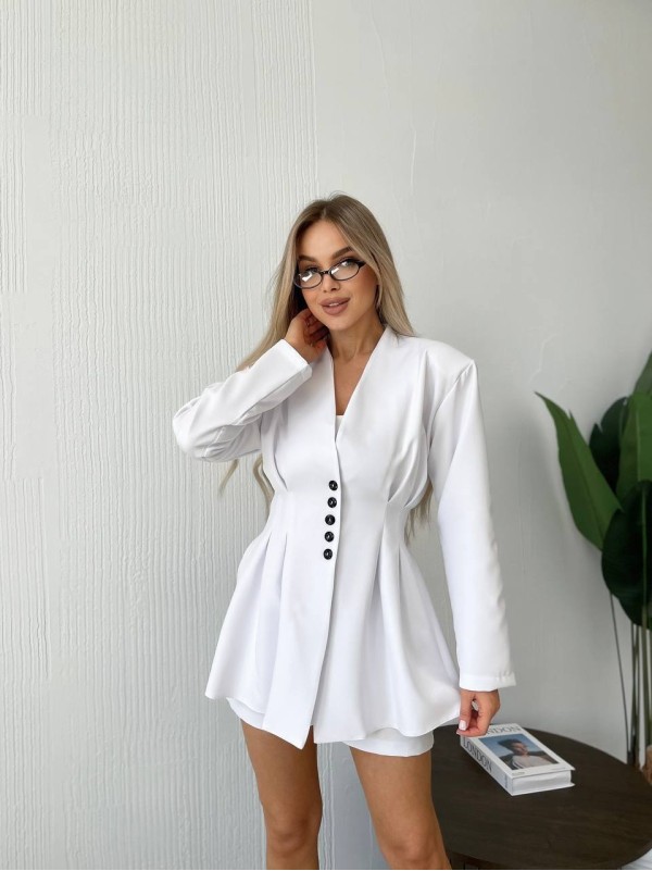 Класичний жіночий костюм (шорти+піджак) молочного кольору 32773