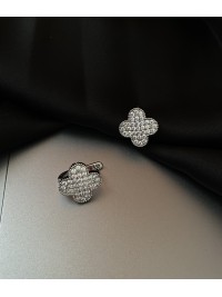 Сережки Конюшина з камінням срібного кольору англійський замок 32811