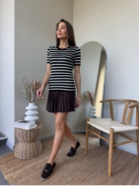 Жіноча футболка в рубчик, у смужку чорного кольору 32843