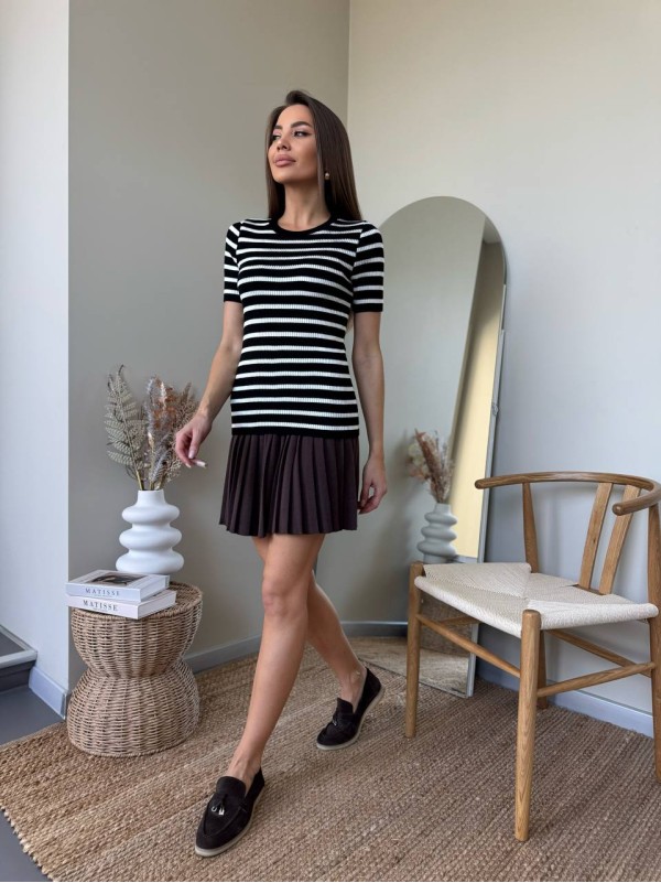 Жіноча футболка в рубчик, у смужку чорного кольору 32843