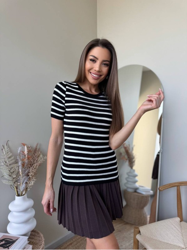 Жіноча футболка в рубчик, у смужку чорного кольору 32843